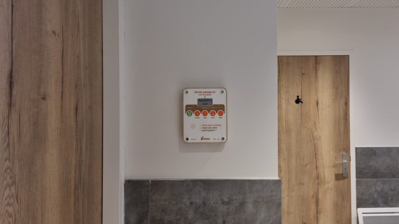 Clock E dans les sanitaires d'un bâtiment en facility management