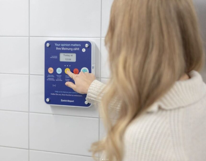 Pointage du personnel dans les sanitaires à l'aéroport de Zürich